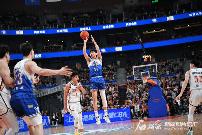 三分球成为决定比赛走势的关键。石榴云/<a href=/tag/201.html target=_blank class=infotextkey>新疆</a>日报记者黄兴摄