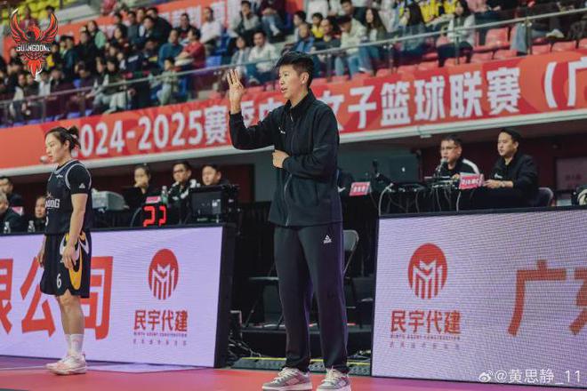 一位女籃主教練，給自己布置了一個戰(zhàn)術(shù)