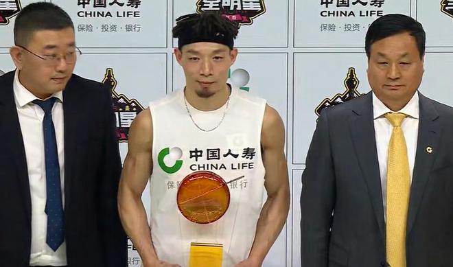 扣篮赛-陈登星飞跃7人+2扣100分夺冠!迪亚洛亚军