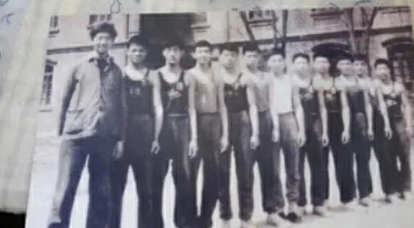 天津“学联”篮球队1968年合影，左一冯骥才、左四冯骧才、左九王志国