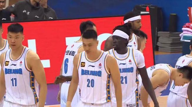 CBA俱乐部杯-青岛末节仅8分遭北京逆转 米奇空砍28分