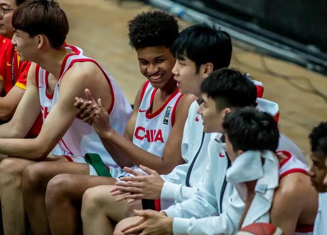 男籃這倆18歲黑小伙，可真別吹了……