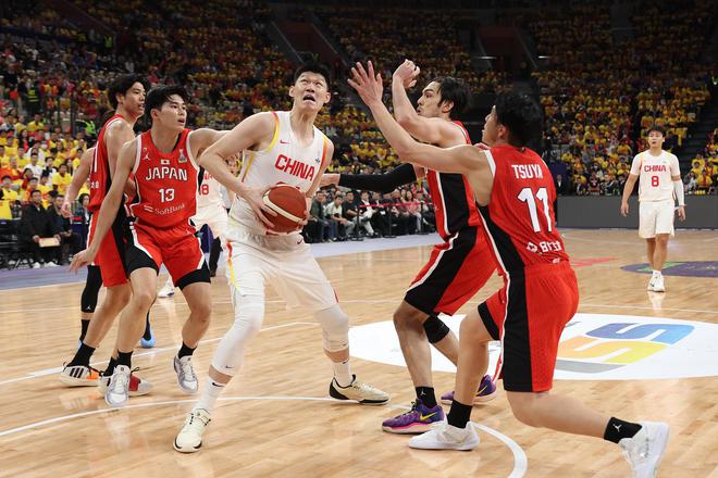 亚预赛-中国男篮42分大胜日本 6人得分上双周琦11+7