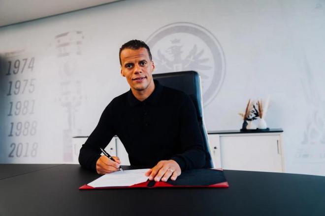 官方：法蘭克福與35歲老將錢德勒續約一年至2026年夏天