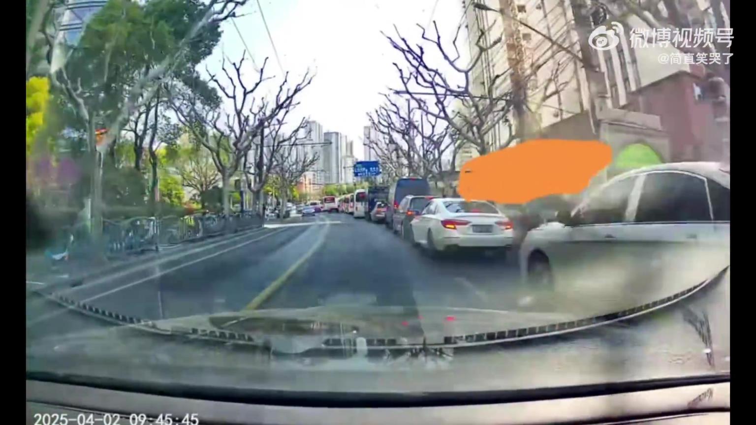開(kāi)車(chē)遇“鬼探頭”驚險(xiǎn)！老人僥幸躲過(guò)一劫
