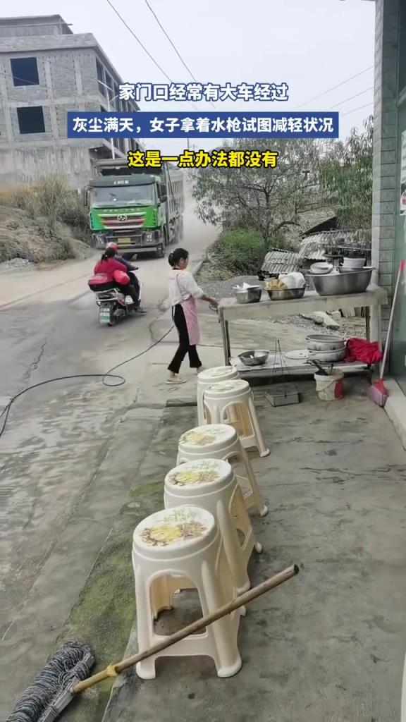 水槍斗士！女子單挑揚(yáng)塵大車(chē)