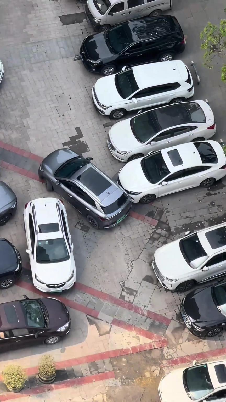 这个车位换你能停进去吗？？