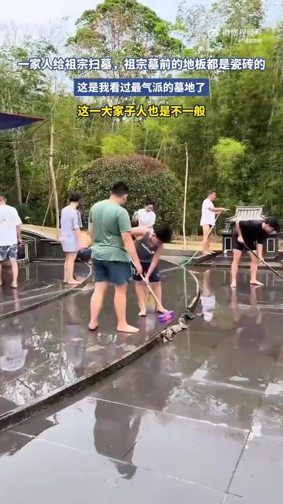 一家人给祖宗扫墓，祖宗墓前的地板都是瓷砖的！