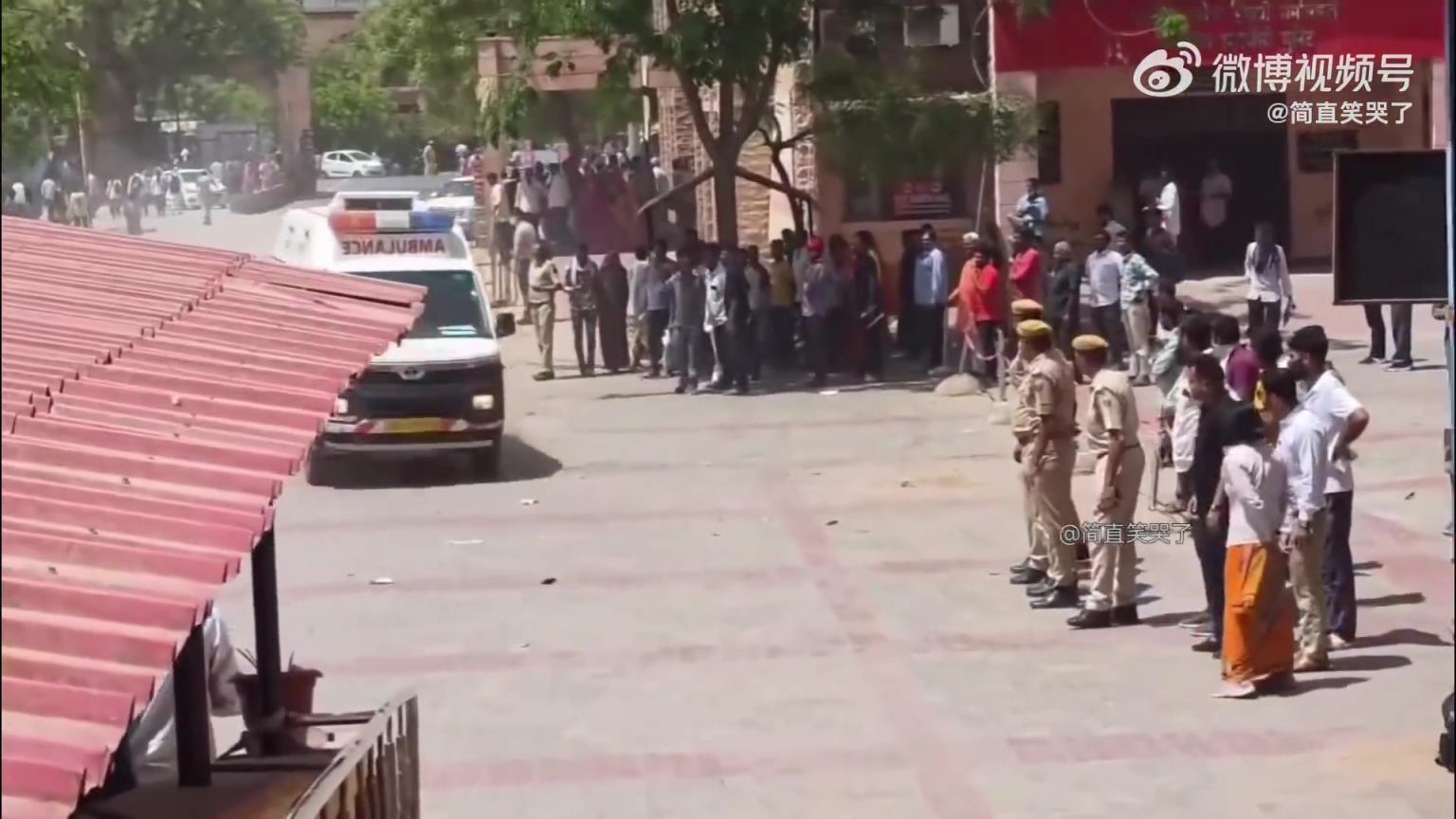 印度救护车别具一格,速度惊人你看快不快? 印度救护车别具一格,速度惊人你看快不快?