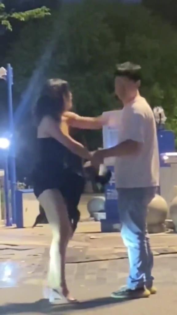 女子狂扇男子巴掌，是因为爱情吗？