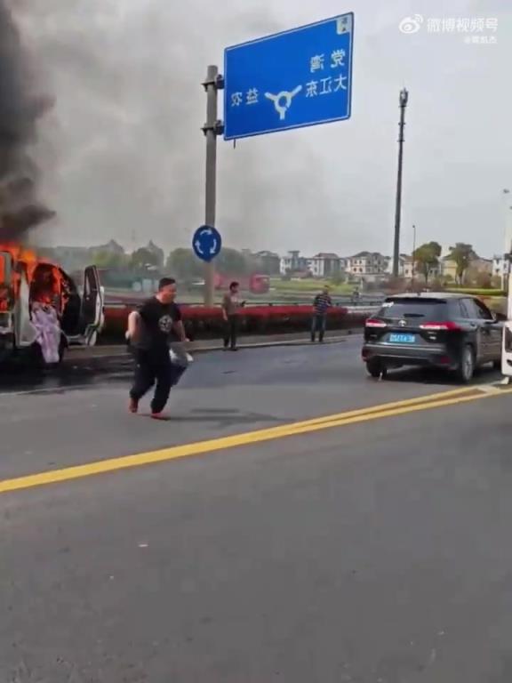 消防车功劳被洒水车抢，为啥都放这音乐？