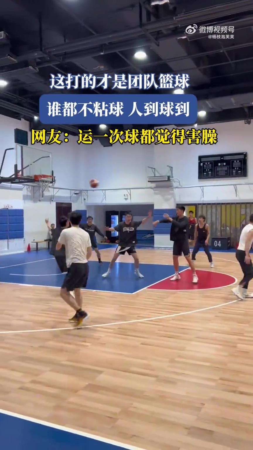 这打的才是团队篮球，谁都不粘球，人到球到
