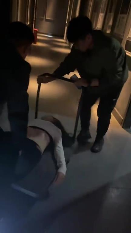 醉到被工作人员推走，女子独自出门咋会喝那么多呢？