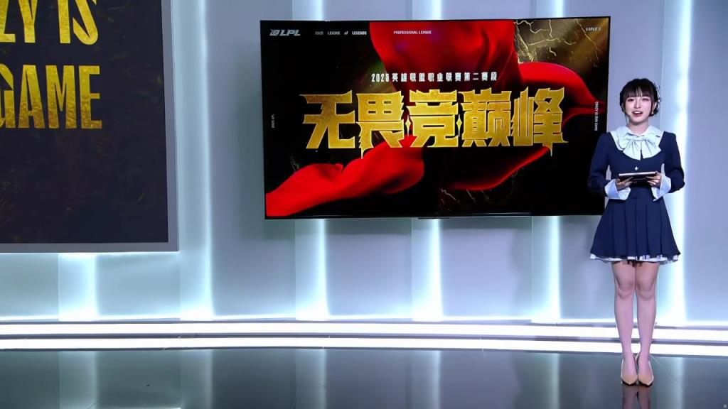 还做了盘发！互动主持周敢敢登台亮相！