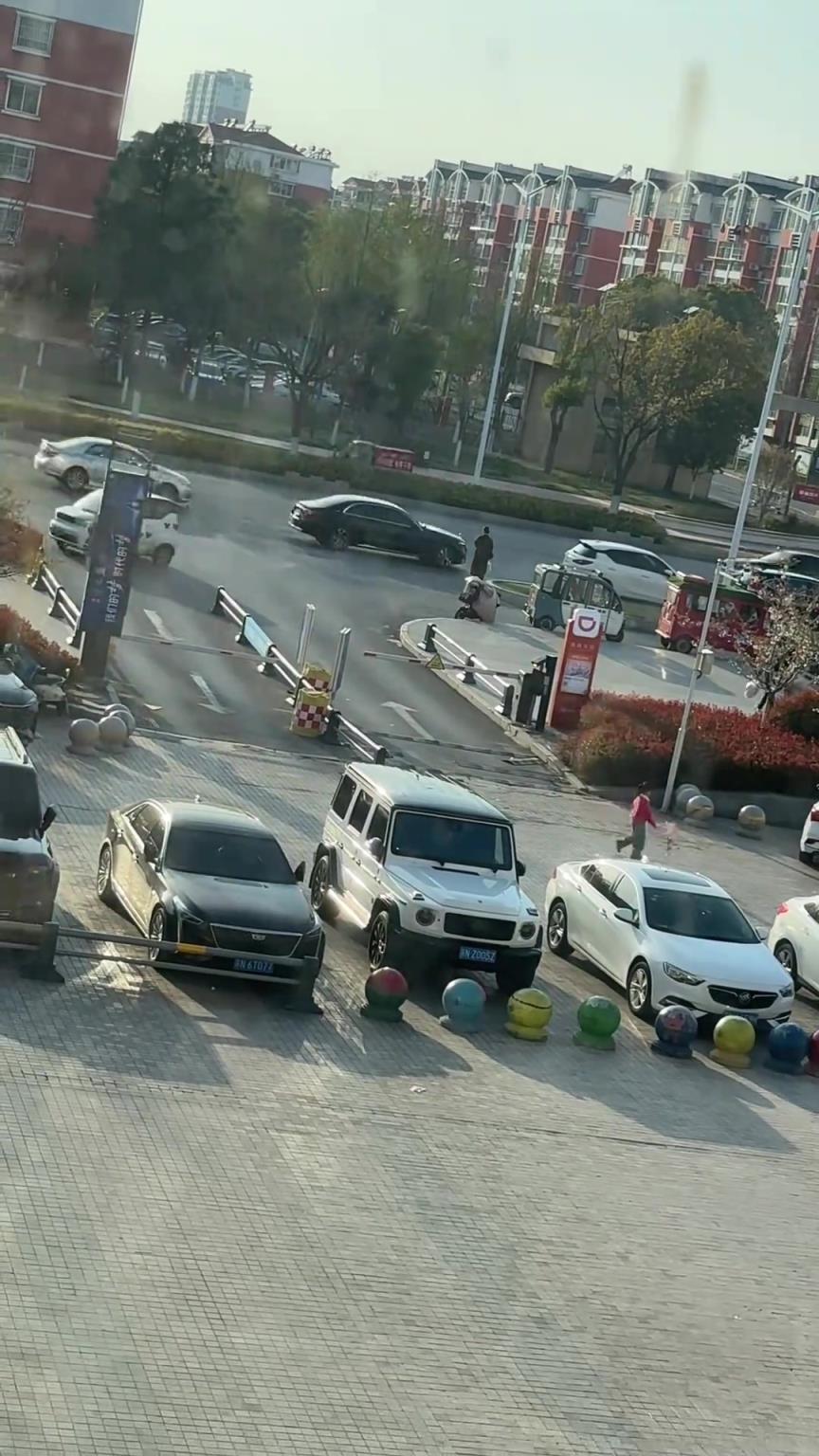 请问这人在这里干什么？？
