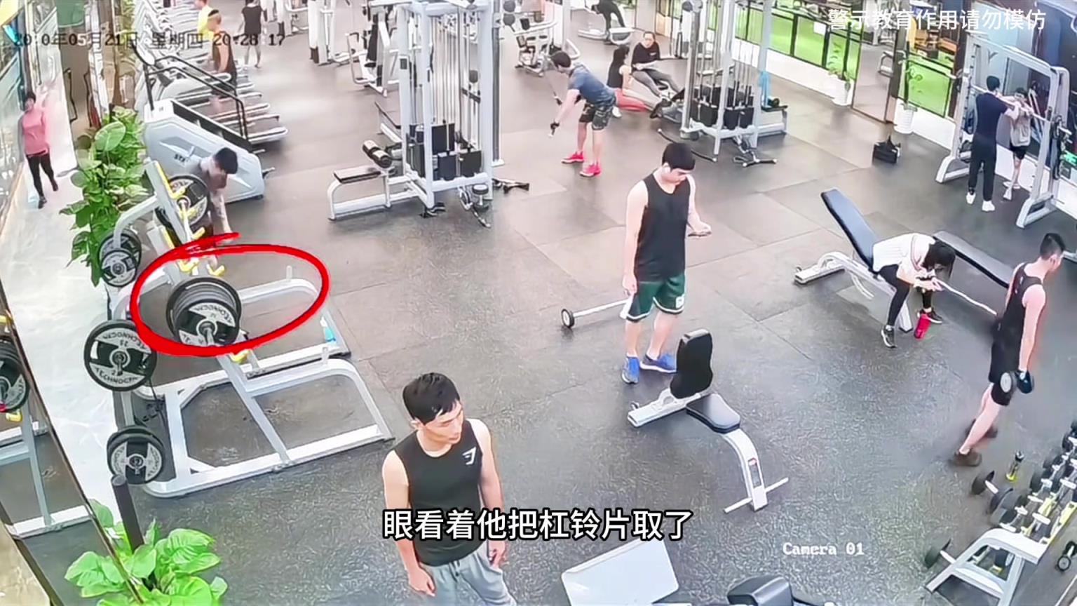 男子一个举动让小哥发生危险的一幕！！