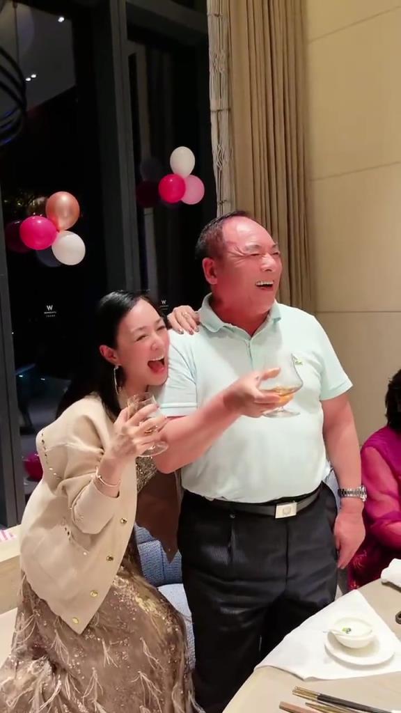 钟丽缇和公公相处模式真好,张伦硕爸爸年轻时一定是个大帅哥!