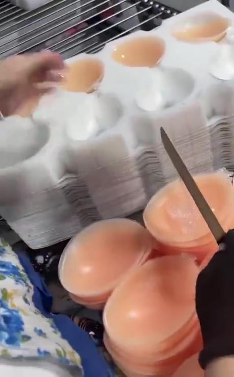原来胸贴里的胶水是这样弄上去的
