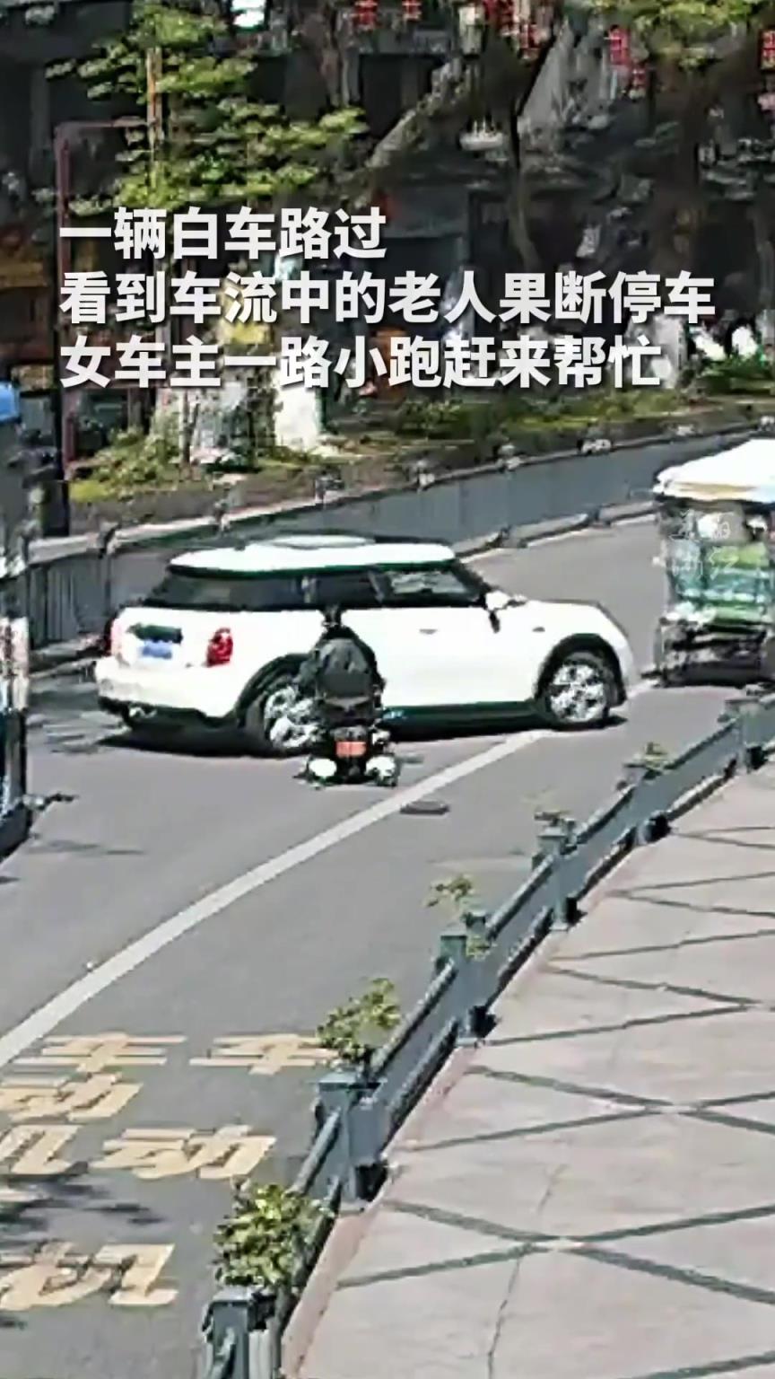 电动轮椅失控，大爷栽向车流，幸好路过的女车主将大爷推回路边