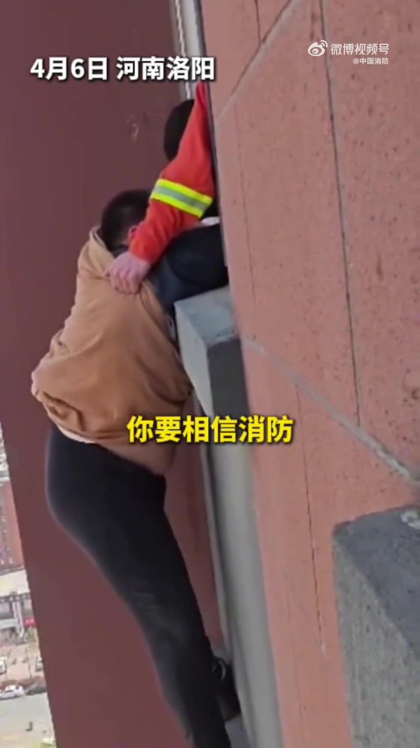 102岁老人因思念过世的儿女坐着轮椅去扫墓