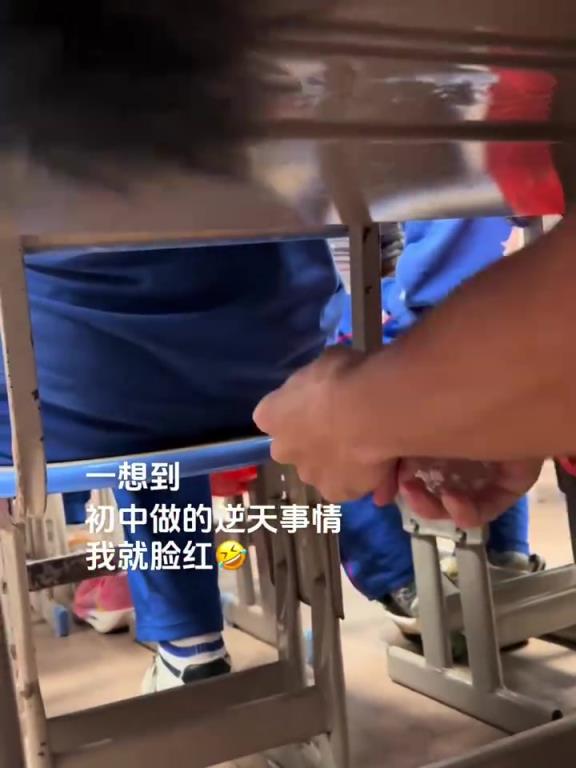 谁的青春，没拿矿泉水瓶恶搞过同学