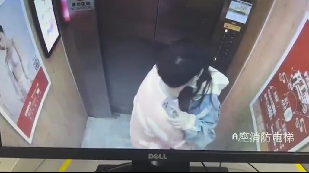 小情侣那么着急？他们不知道电梯里有监控吗？