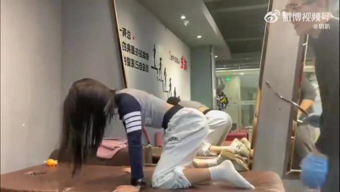 男子就不能放过这个女生吗？强行拖着来啊！