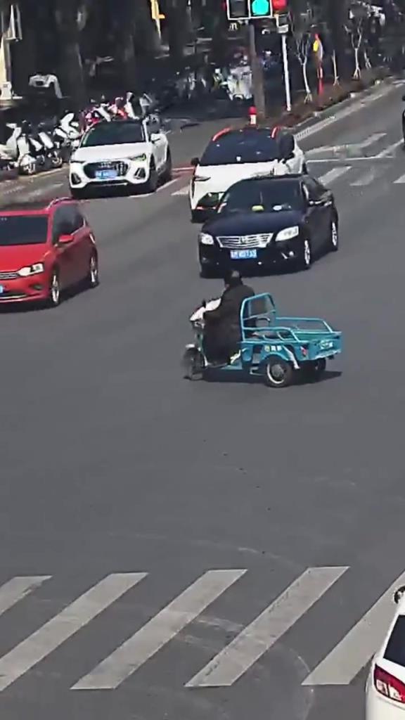 電動三輪車闖紅燈造成事故全責！