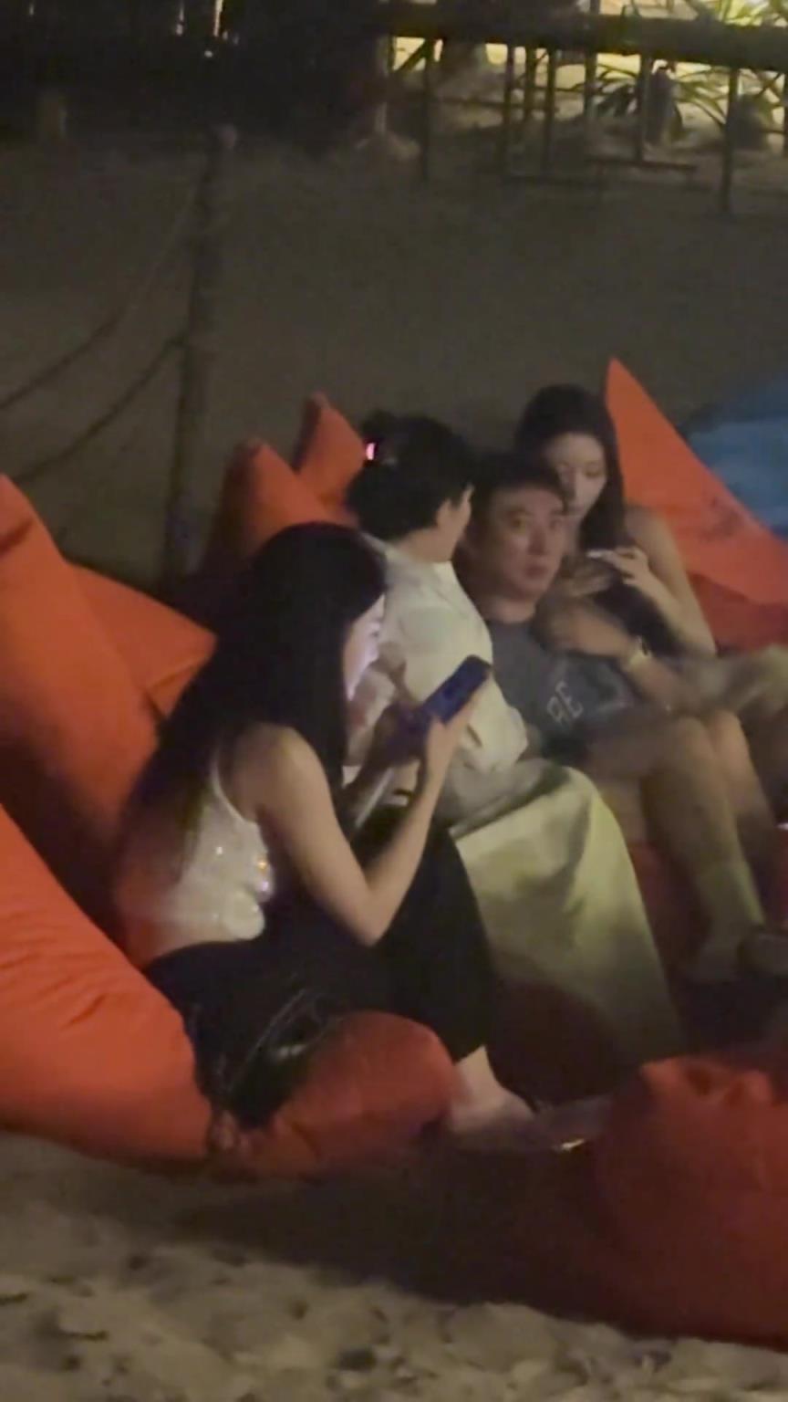 王思聪的身边的女生总是不一样啊！！