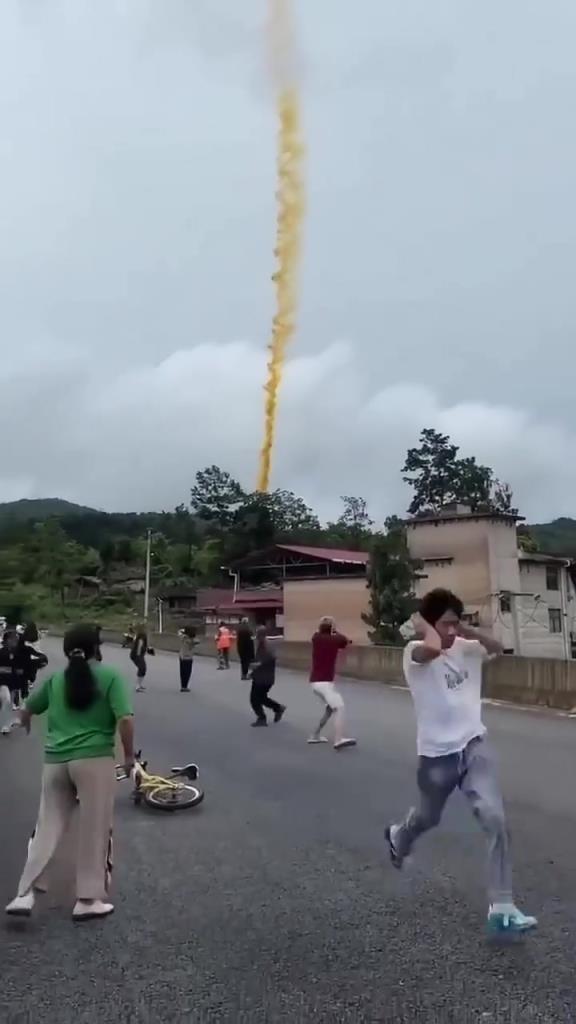 这是什么，怎么从天上掉下来了？！