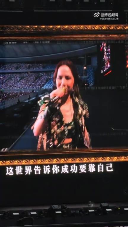 邓紫棋亚洲首位体育场十二连开女歌手！