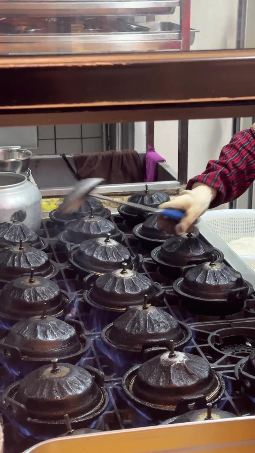 鍋巴飯特別特別香，澆上湯汁美味呀！