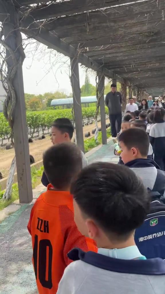小学生们春游偶遇姚明一家