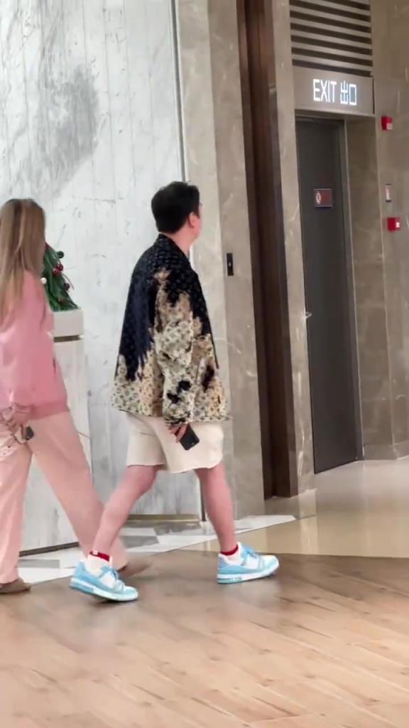 前台看王思聪的眼神都充满了爱意啊！