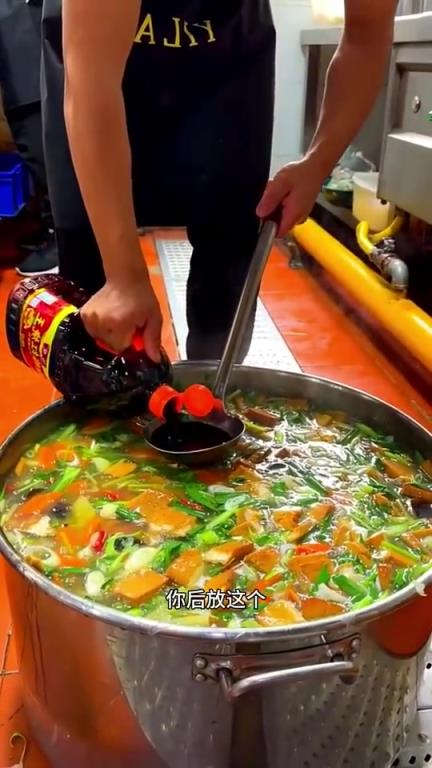 酱油不只为上色，更要入味，这汤满是生酱油味