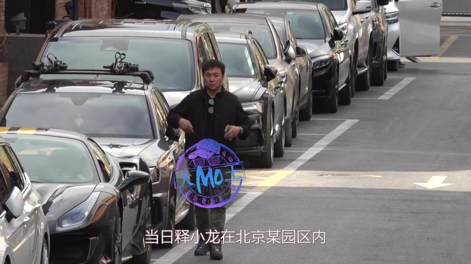 释小龙驾驶法拉利引围观