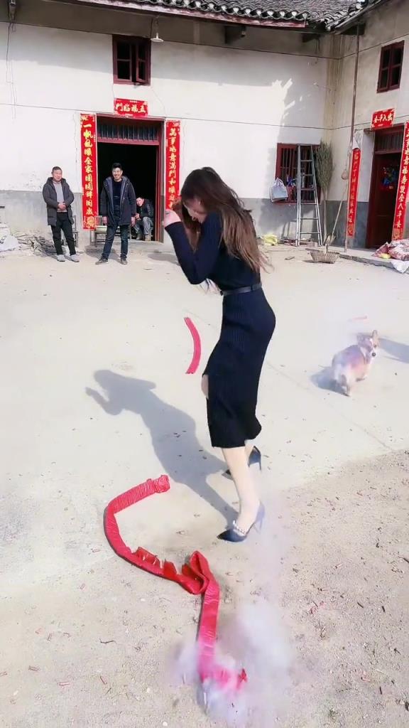 大姐又丢火机，又摔倒，这炮还是别放了吧！！