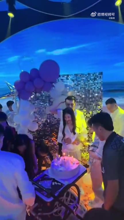 女生抛的是什么啊？不会是钱吧？？