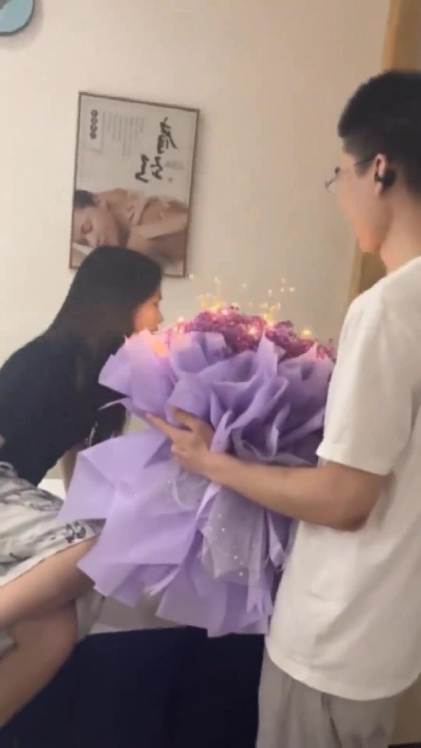 小伙这是洗出感情了？！女子会如何决定？