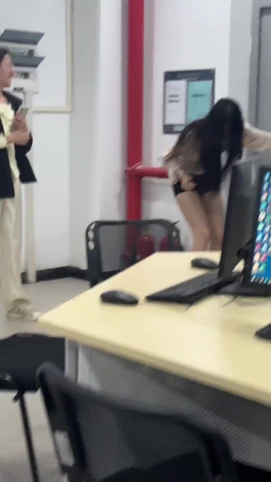 风太大，把门的女生差点被掀翻！！
