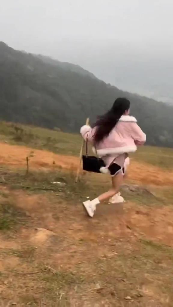 女生体验到飞一般的感觉，但摔得有点惨！！