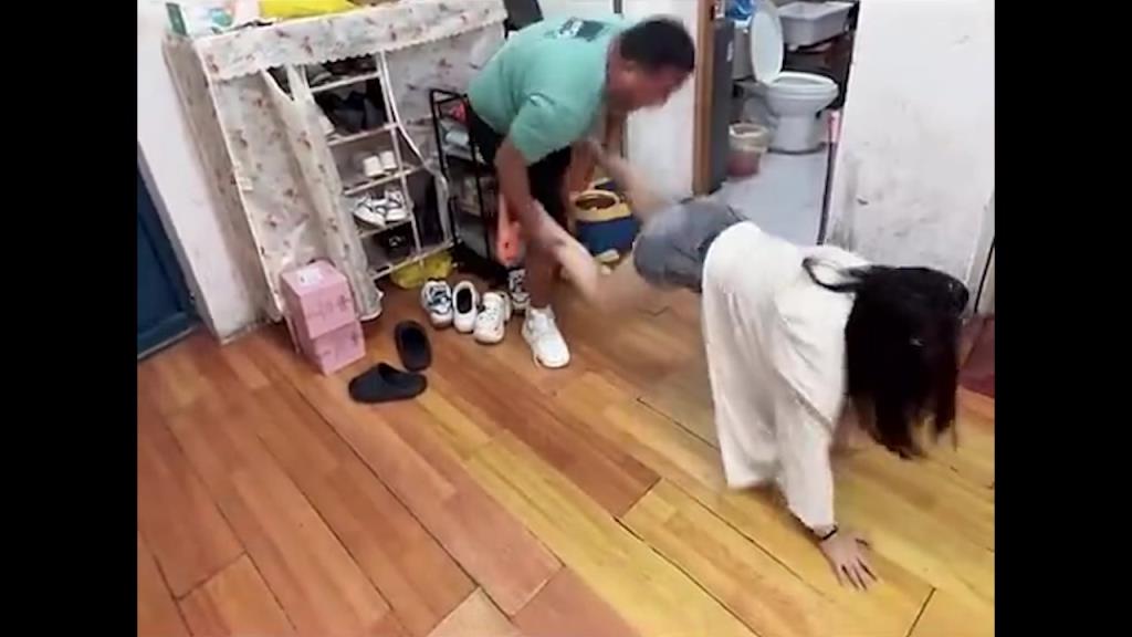 这弟弟不太聪明的样子，真是折磨姐姐了！！