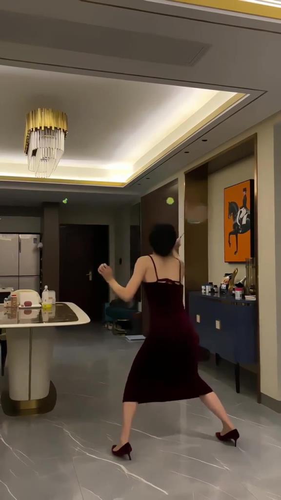 抽象，女生在家穿着高跟鞋练习羽毛球？！