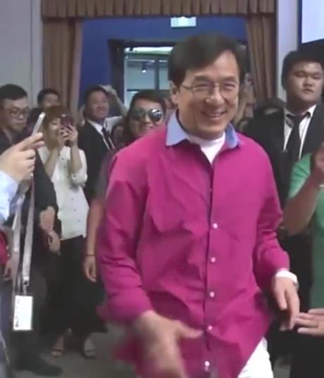 洪金宝工作室正式开业，结果成龙却迟到了