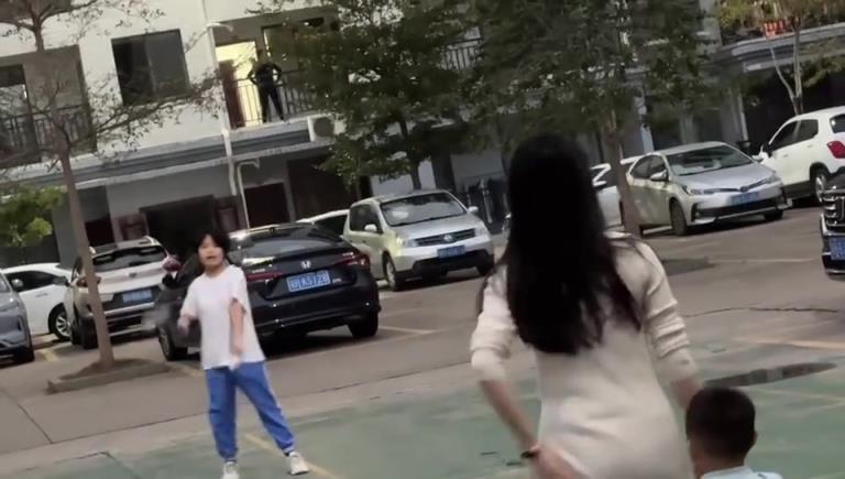 这样干扰，妈妈还怎么专心打球啊...