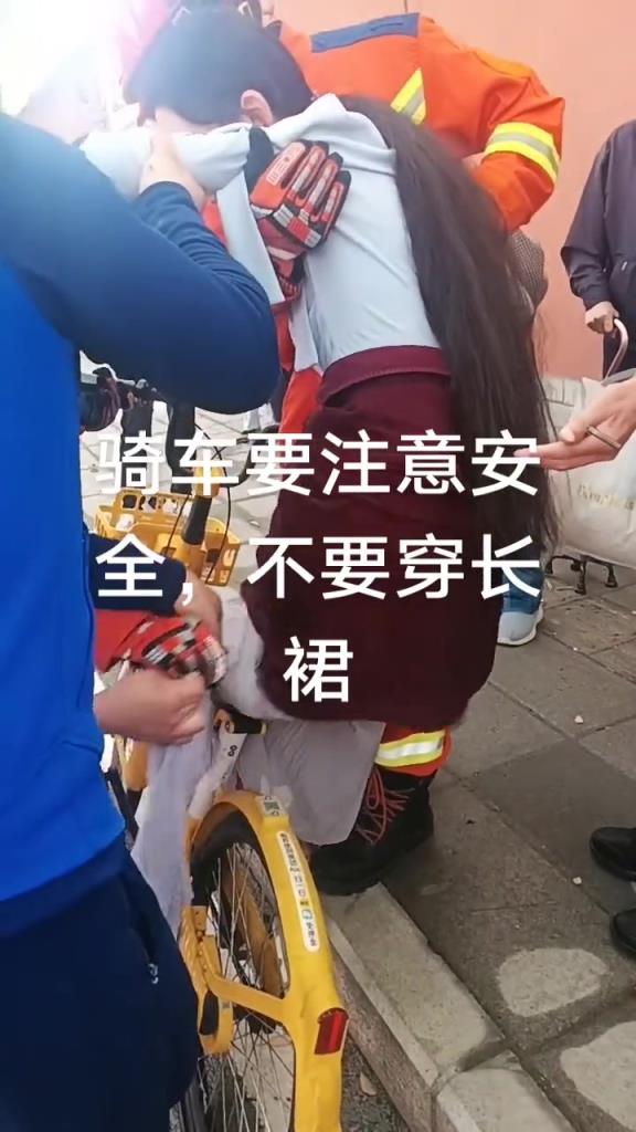 骑车穿裙子，可真是又麻烦又尴尬啊！！