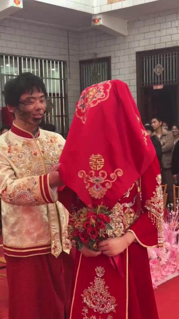 锅底灰不应该是摸公婆的吗，咋招呼到新郎脸上了！