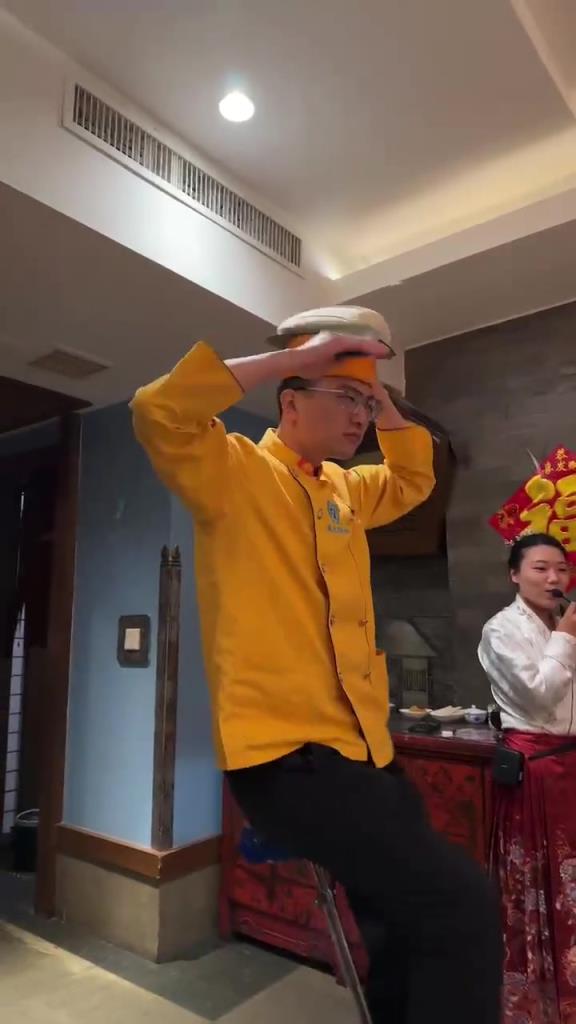 不知道的还以为他在削头皮屑呢！！