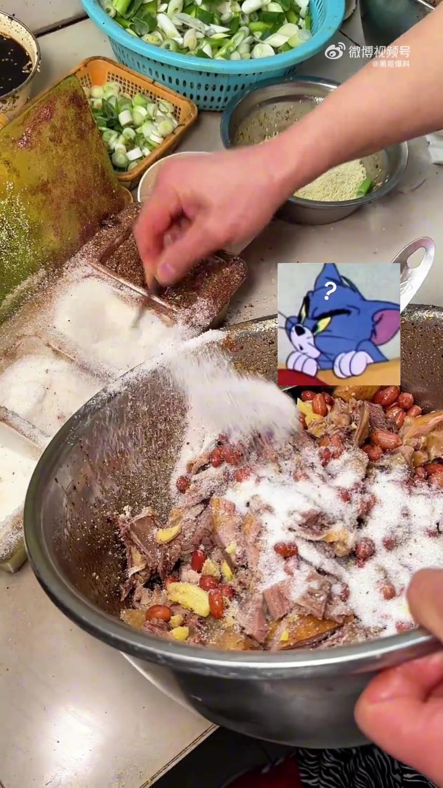 街头美食！老板放调料的那一刻，人都看傻了…