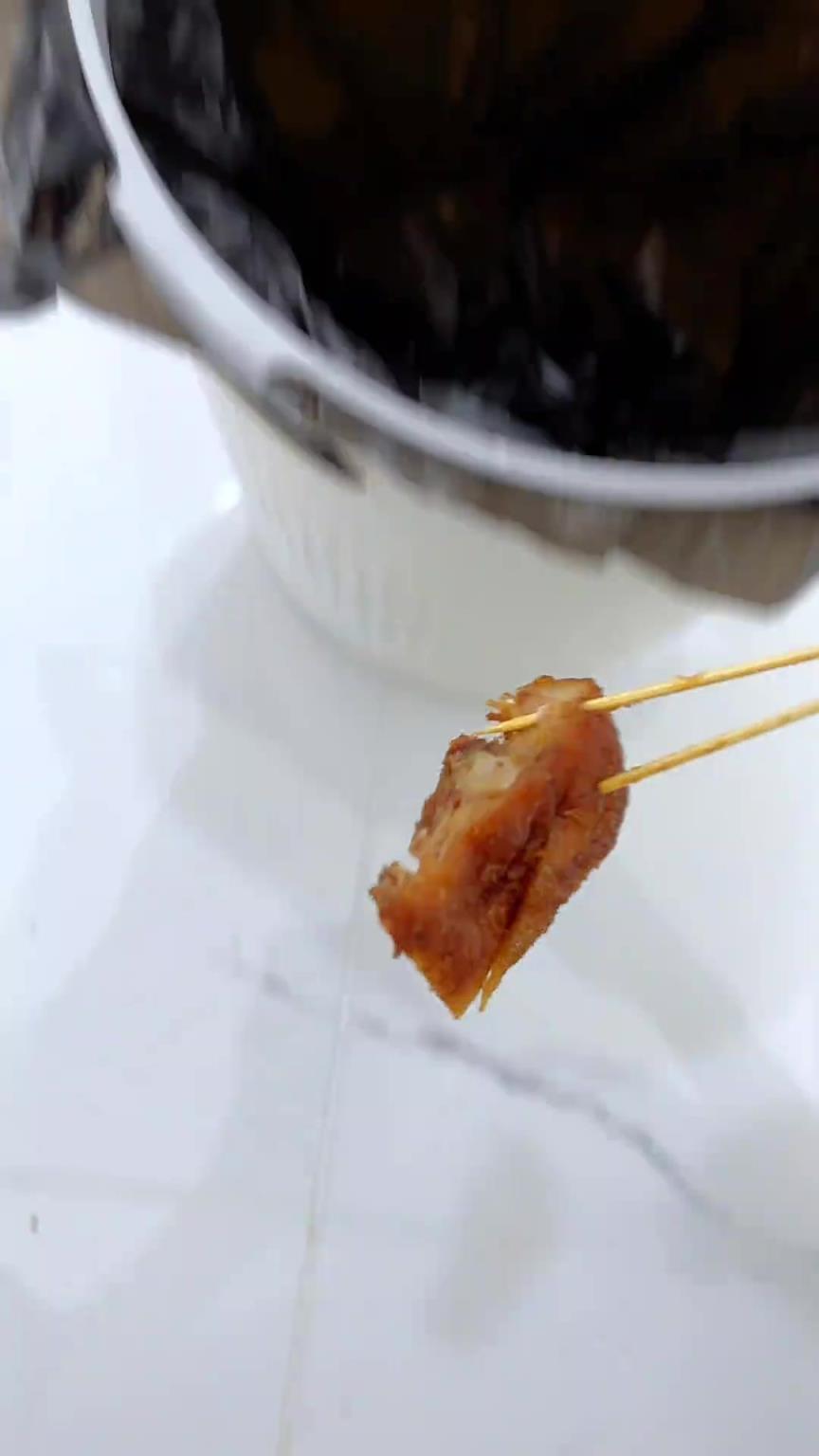 就欺负狗子不会说话！刚拿过来饭碗主人就把吃的丢了